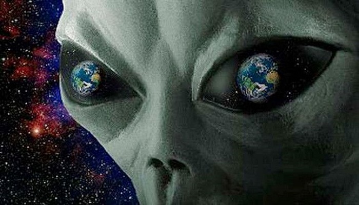 alin 1 आसमान में दिखे एलियन्स के 5 यूएफओ, वीडियो हुआ वायरल..