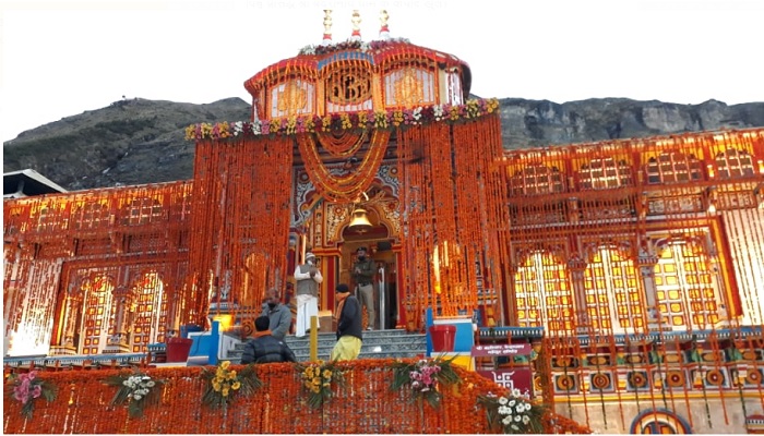badrinath 4 विश्व प्रसिद्ध श्री बदरीनाथ धाम के कपाट खुले, दानी दाताओं के सहयोग से 10 क्विंटल फूलों से सजाया गया