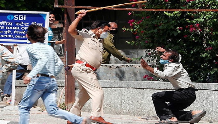 delhi दिल्ली में शराब के लिए मारामारी, पुलिस ने जबरन लाठी चार्ज कर बंद कराई दुकानें