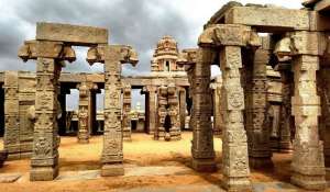 hanging 4 भारत की धरती पर मौजूद एक ऐसा मंदिर जिसके 70 खंभे हवा में झूलते हैं, जानिए हवा में झूलते इस मंदिर को देख कैसे पागल हुए थे अंग्रेज..