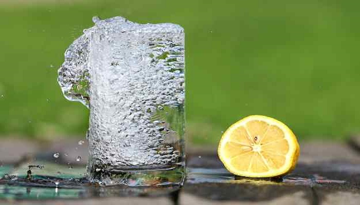lemon 1 कोरोना से बचना है तो खूब पिएं नींबू पानी, जानिए शरीर को कैसे बीमारियों से बचाता है नींबू..