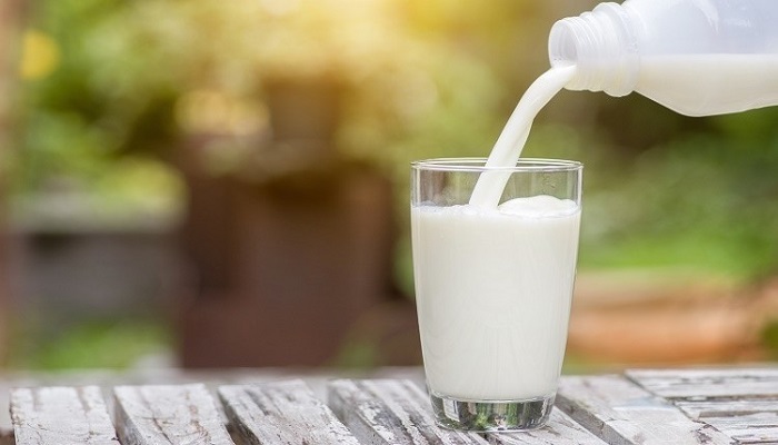 milk 1 दूध के साथ कभी न मिलाएं ये चीजें, बिगड़ सकता है स्वास्थ्य !