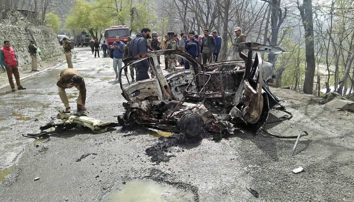 जम्मू कश्मीर 12 जम्मू कश्मीर के पुलवामा में सुरक्षाबलों की बहादूरी, नाकाम किया 2019 जैसा हमला, कार में रखा था 20 किलो IED