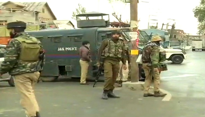 जम्मू कश्मीर 14 जम्मू-कश्मीर के कुलगाम जिले में पुलिस और स्थानीय सुरक्षाबलों ने किया दो आतंकियों को ढेर