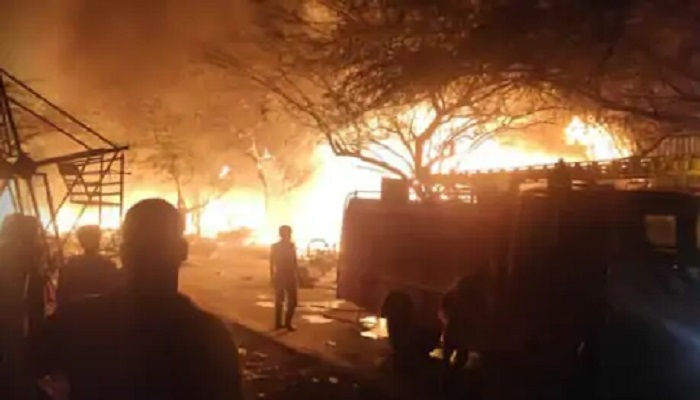 तुगलाकाबाद दिल्ली के तुगलकाबाद इलाके में लगी भीषण आग, करीब 1500 झुग्गियां जलकर राख