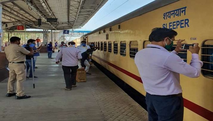 लखनऊ महाराष्ट्र के नासिक से करीब 850 मज़दूरों और कामगारों को लेकर श्रमिक स्पेशल ट्रेन लखनऊ के चारबाग स्टेशन पहुंची