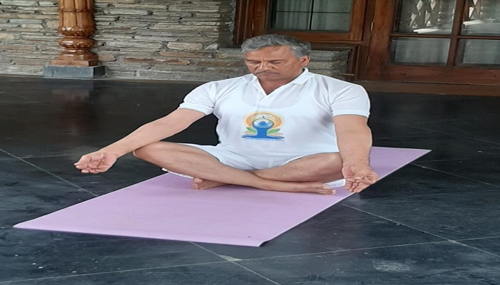 cm rawat 4 सीएम रावत ने अंतर्राष्ट्रीय योग दिवस की शुभकामनाएं दी, साथ ही योगा भी किया