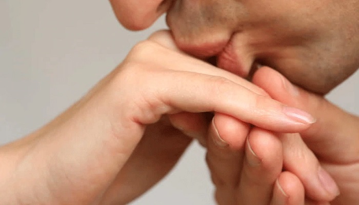 heand kiss हाथ चूमकर कोरोना का इलाज करने वाले बाबा की मौत, 19 लोगों की रिपोर्ट आई पॉजिटिव