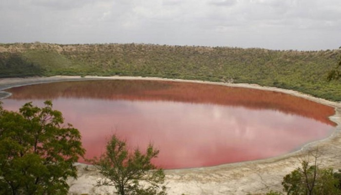 jheel 1 52 हजार साल पहले उल्का पिंड से बनी लोनार झील अचानक हुई लाल, क्या कोई अनहोनी होने वाली है?