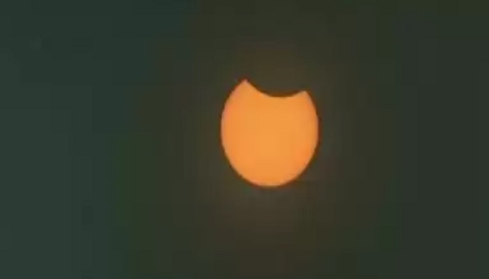 suriya grahan देश के अलग-अलग हिस्सों में ऐसे नजर आ रहा सूर्यग्रहण