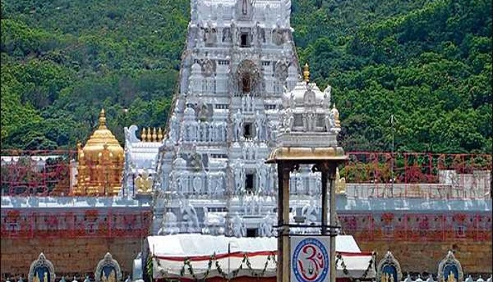 tempel लॉकडाउन के बाद पहले दिन भगवान वेंकटेश्वर के प्रसिद्ध मंदिर में चढ़ा चैकाने वाला चढ़ावा