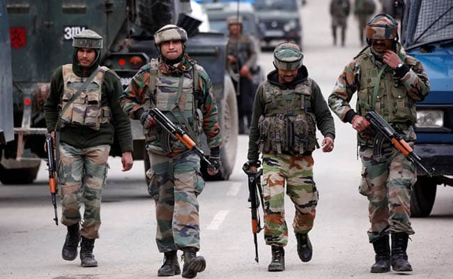 army 1 2 जम्मू-कश्मीर : CRPF की टीम पर आतंकी हमला, फायरिंग में 1 नागरिक की मौत