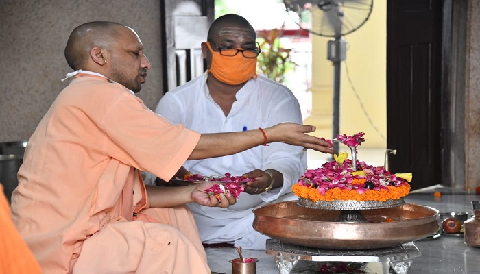 cm yogi 1 गोरखनाथ मंदिर में सावन के पहले सोमवार पर सीएम योगी ने किया भगवान शिव का रुद्राभिषेक