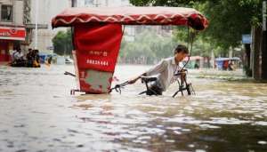 flood 1 दुनिया को तबाह करने का सपना देख रहा चीन पानी में डूबा, बाढ़ ने मचाई भयंकर तबाही..