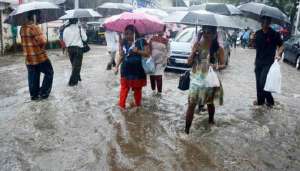 heavy rain Weather Alert: राजधानी में फिर हुई झमाझम बारिश, इन राज्यों में भी बदला मौसम का मिजाज