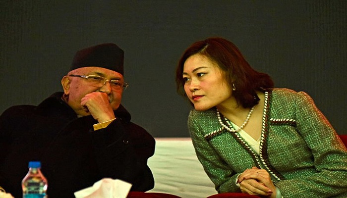 kp oli with yanki 1 चीनी राजदूत की मोहब्बत में प्रधानमंत्री ने नेपाल की लगाई बोली..