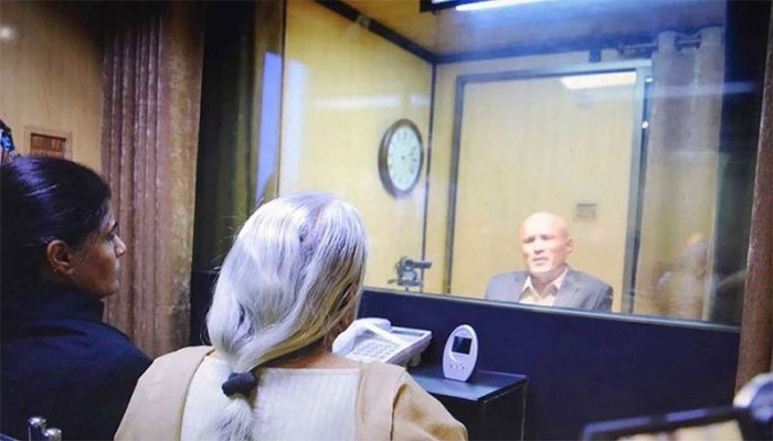kulbhushan jadhaw पाकिस्तान की क़ैद में बंद जाधव से मिले भारतीय अधिकारी, किए चौंकाने वाले खुलासे