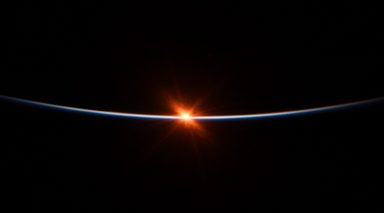 nasa 2 बॉब बेहेनकन ने शेयर की अंतरिक्ष से सूर्योदय की खूबसूरत तस्वीर, देखकर आप भी तारीफ करने से खुद को रोक नहीं पाएंगे