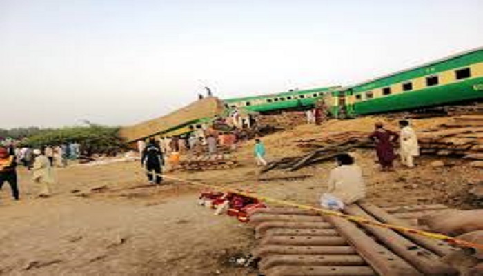 train 2 प्लेन हादसे के बाद ट्रेन हादसे से दहला पाकिस्तान कई लोगों की गई जान..