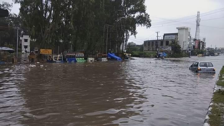 flood in area बारिश के पानी से सड़कों पर कई वाहन फंसे