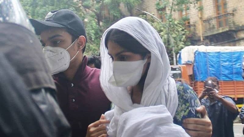 rhiya chakrawarti रिया को सता रहा मौत का डर, मुंबई पुलिस से मांगी सुरक्षा