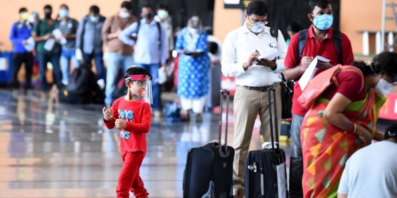 corona cases in india Airport EPS 2 कोरोना पर केंद्र सरकार सख्त, 31 मार्च तक बढ़ाई गाइडलाइन, राज्यों को सावधानी बरतने के दिए निर्देश