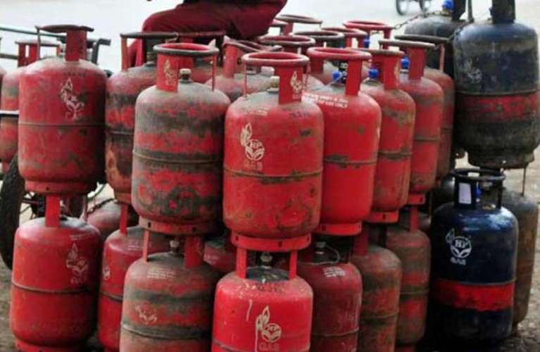 lpg cylinder LPG Cylinder Price: Commercial LPG cylinder prices decreased on August 1, see new rate list