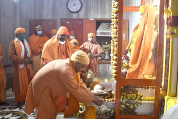 12 1 गुरु बाबा गोरखनाथ को CM योगी ने चढ़ाई खिचड़ी, मकर संक्रांति की दी हार्दिक शुभकामनाएं
