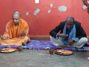 WhatsApp Image 2022 01 14 at 2.14.11 PM सीएम योगी ने दलित परिवार के घर खाया खाना, जमीन पर बैठे, पत्तल में खाई खिचड़ी, कुल्हड़ में पिया पानी  