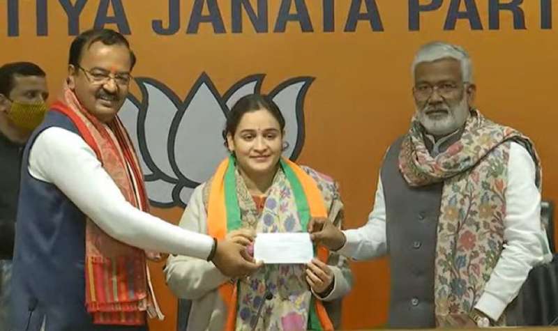 WhatsApp Image 2022 01 19 at 10.52.59 AM Aparna Yadav joins BJP: यूपी चुनाव से पहले अखिलेश के घर में स्ट्राइक, परिवार की छोटी बहू अपर्णा यादव हुई भाजपा में शामिल