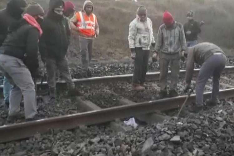 WhatsApp Image 2022 01 27 at 10.43.51 AM झारखंड: नक्सलियों ने नई दिल्ली-हावड़ा रेल खंड पर किया विस्फोट, ट्रेनों की आवाजाही ठप