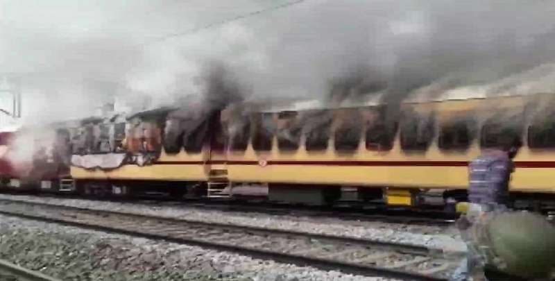 navjivanindia 2022 01 69722775 6c5d 4915 a024 7c615371ebe0 Train RRB NTPC रिजल्ट को लेकर विवाद: रेलवे परीक्षार्थियों ने ट्रेनों में लगाई आग, परीक्षाओं पर लगी रोक