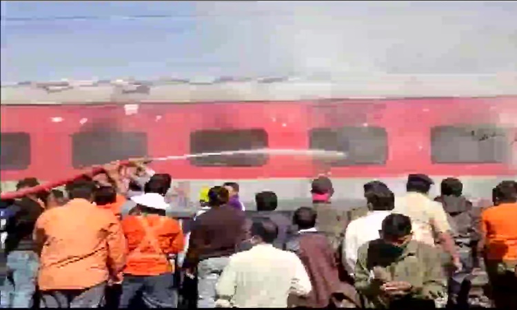 train fire महाराष्ट्र: गांधीधाम एक्सप्रेस के पेंट्री कोच में लगी भीषण आग, यात्रियों में मची दहशत