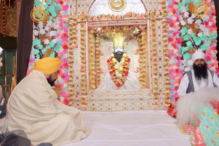 CHARANJITCHANNI Sant Ravidas Jayanti: पंजाब के सीएम चन्नी ने वाराणसी में रविदास मंदिर में की पूजा-अर्चना