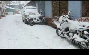 Screenshot 1181 रानीखेत: चौबटिया में सीजन की पहली बर्फबारी, वाहनों की आवाजाही बंद, बिजली हुई गुल
