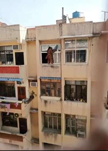 Screenshot 1283 चौथी मंजिल में खिड़की पर लटककर सफाई करती नज़र महिला, VIDEO VIRAL