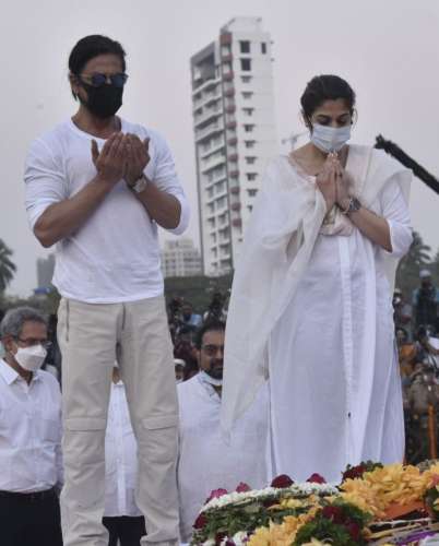 Shahrukh Khan एक्टर शाहरुख खान ने लता दीदी के पार्थिव शरीर के पास पढ़ी दुआ, सोशल मीडिया पर मचा बवाल