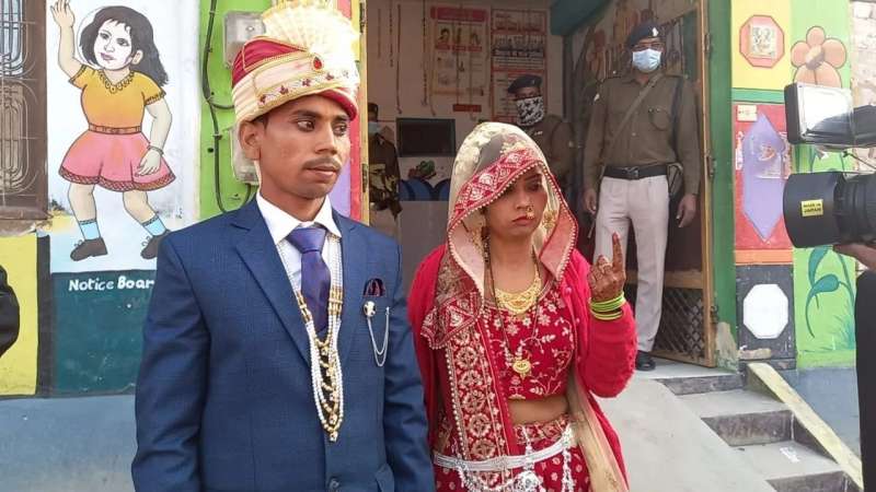 WhatsApp Image 2022 02 20 at 10.26.05 AM UP Election 2022: फिरोजाबाद में शादी के बाद ससुराल जाने से पहले दुल्हन ने किया मतदान
