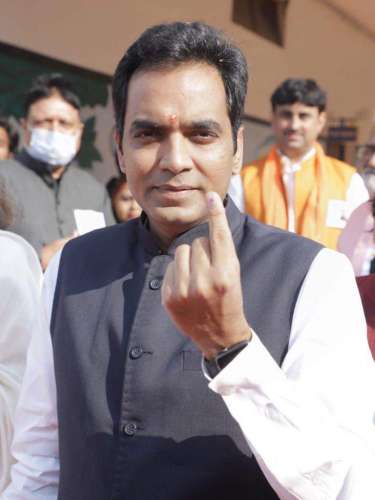 WhatsApp Image 2022 02 23 at 11.06.22 AM LIVE Uttar Pradesh Voting: नोएडा भाजपा MLA पंकज सिंह ने किया मतदान, तस्वीरों में देखिए VIP लोगों ने कहां डाला वोट