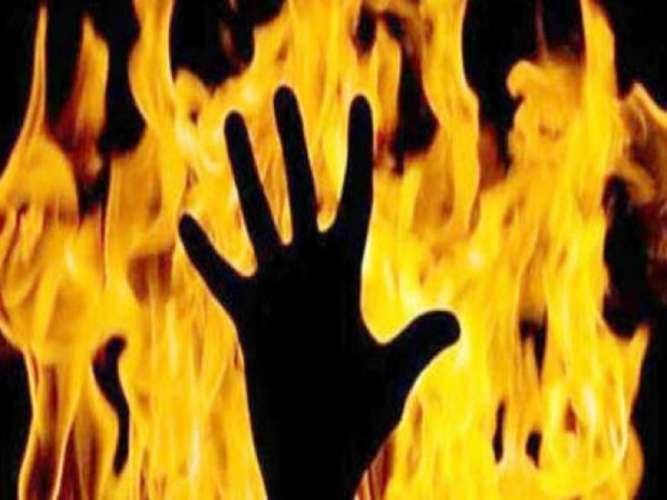 five year old child burnt alive due to fire in bajra in agra 1605228005 जयपुर : उधार दिए पैसे वापिस मांगे तो दबंगों ने पेट्रोल छिड़ककर महिला टीचर को जलाया जिंदा, VIDEO VIRAL