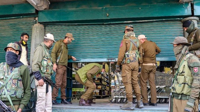 jammu police 1637914391 Jammu Kashmir News: घाटी में एसआईए की कई जगहों पर की कार्रवाई, 10 आतंकी मददगार गिरफ्तार