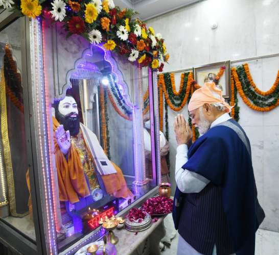 modi 23 दिल्ली: पीएम मोदी ने करोलबाग के श्री गुरु रविदास विश्राम धाम में की प्रार्थना