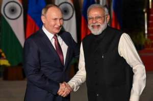 modi putin meeting 2021 GettyImages 1237050361 'नेहरू की नीति से तौबा, रूस से तोड़े रिश्ता', जानें क्यों भारत को धमका रहा अमेरिका