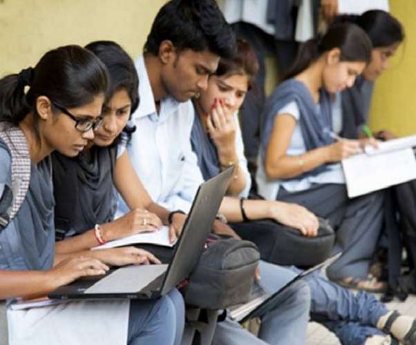 students 31622781515906 Uttar Pradesh News: विश्वविद्यालय और महाविद्यालय के स्नातक पाठ्यक्रमों में ग्रेडिंग सिस्टम लागू