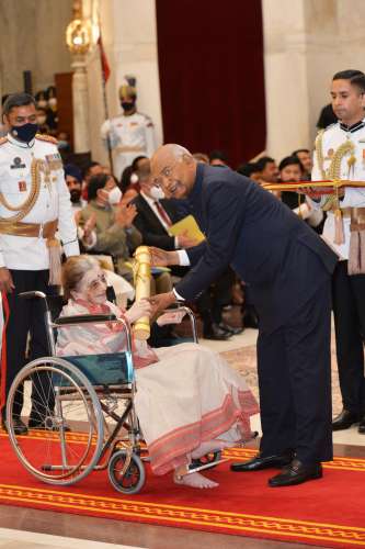 Padma Award: गायिका सुलोचना चव्हाण के पास राष्ट्रपति ने खुद जाकर दिया पद्मश्री पुरस्कार, देखिए विजेताओं की पूरी लिस्ट
