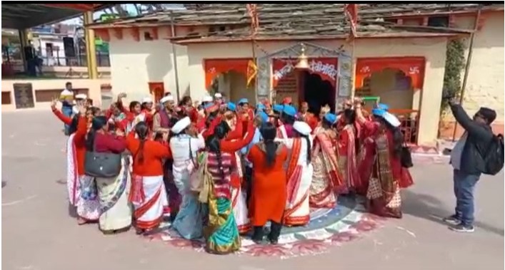 Screenshot 2022 03 09 135513 अल्मोड़ा में होली की धूम, नंदादेवी मंदिर में महिलाओं ने होली बैठक का किया आयोजन