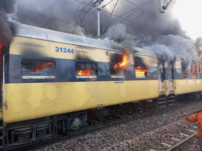 WhatsApp Image 2022 03 05 at 9.11.10 AM Uttar Pradesh: मेरठ के दौराला स्टेशन पर सहारनपुर-दिल्ली पैसेंजर ट्रेन में लगी भीषण आग, 3 डिब्बे चपेट में