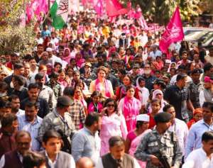 WhatsApp Image 2022 03 08 at 7.22.16 PM महिला मार्च कर कांग्रेस ने दिया नारी सशक्तिकरण का संदेश, प्रियंका गांधी ने किया नेतृत्व, सड़कों पर उमड़ा महिलाओं का जनसैलाब
