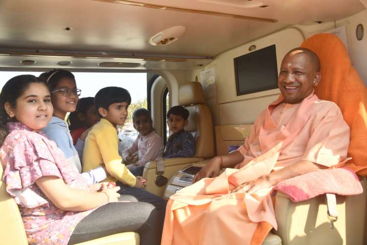 WhatsApp Image 2022 03 09 at 6.57.59 PM UP Election: सीएम योगी के साथ हेलीकॉप्टर में बैठकर खुश हुए बच्चे, चेहरे पर दिखी मुस्कान
