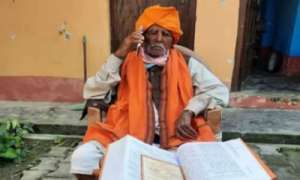 cm yogi 5565 योगी आदित्यनाथ को दिया प्रधानमंत्री बनने का आशीर्वाद, नरेंद्र मोदी-अमित शाह भी करते हैं 108 वर्षीय पूर्व विधायक भुलई से बात